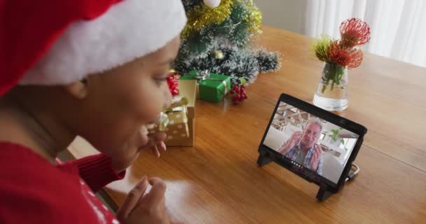 Mujer Afroamericana Con Sombrero Santa Usando Tableta Para Videollamada Navidad — Vídeo de stock