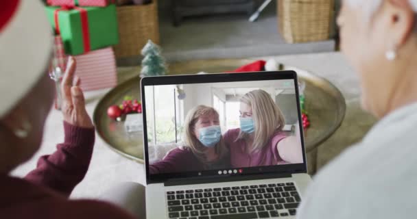 不同的高级女性朋友使用笔记本电脑在屏幕上与快乐的家人进行圣诞视频通话 大流行病期间的圣诞节 节日和通信技术 — 图库视频影像