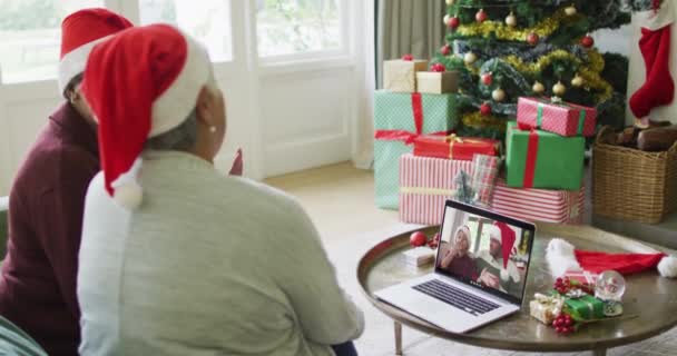 画面上の幸せな家族とクリスマスのビデオ通話のためのラップトップを使用して多様なシニア女性の友人 クリスマスやお祭りや通信技術は — ストック動画
