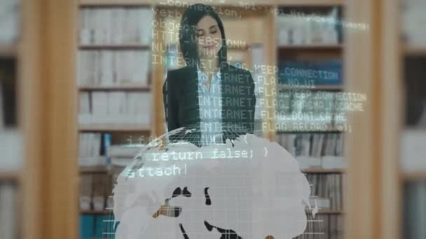 스크린을 사용하는 글로벌 실업가 여성을 데이터 애니메이션 글로벌 데이터 디지털 — 비디오