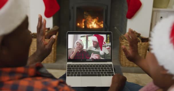 Pareja Afroamericana Con Sombreros Santa Claus Usando Laptop Para Videollamada — Vídeos de Stock