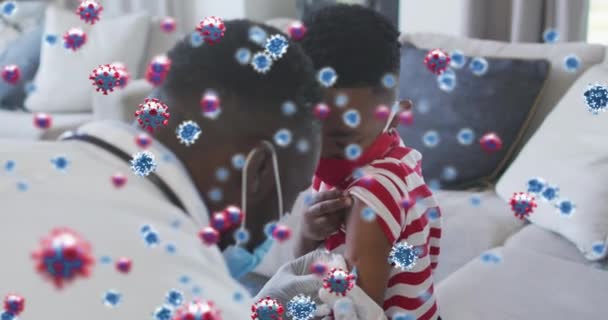 アフリカ系アメリカ人の少年の顔のマスクを接種を受ける上で19細胞のCovidのアニメーション グローバルCovid 19パンデミックと医療の概念デジタルで生成されたビデオ — ストック動画