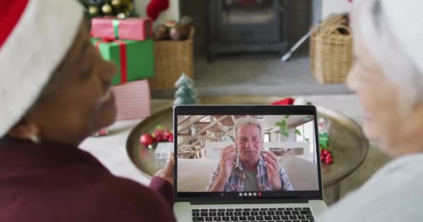 Diverse Seniorinnen Nutzen Laptop Für Weihnachts Videoanrufe Mit Glücklichem Mann — Stockvideo