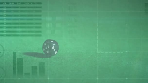 緑の背景にサイコロと米ドル紙幣上の金融データ処理のアニメーション ビジネス ギャンブルの概念をデジタルで生成し — ストック動画
