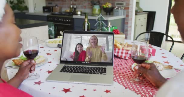 Pareja Afroamericana Con Vino Usando Portátil Para Videollamada Navidad Con — Vídeo de stock