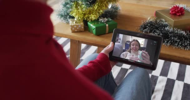 Homem Caucasiano Acenando Usando Tablet Para Chamada Vídeo Natal Com — Vídeo de Stock