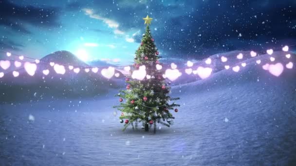 在冬季的风景中 心形的仙女灯装饰着雪花飘落在圣诞树上 圣诞节的庆祝和庆祝概念 — 图库视频影像