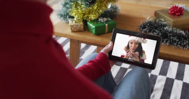Vit Man Viftar Och Använder Tablett För Jul Videosamtal Med — Stockvideo