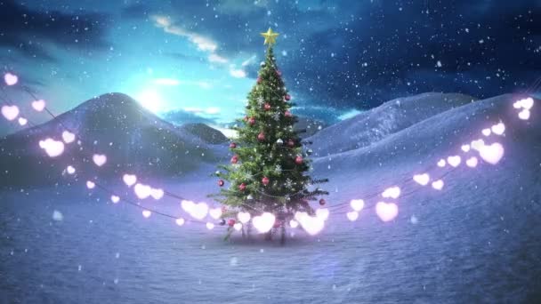Herzförmige Lichterdekoration Gegen Schnee Der Über Den Weihnachtsbaum Der Winterlandschaft — Stockvideo
