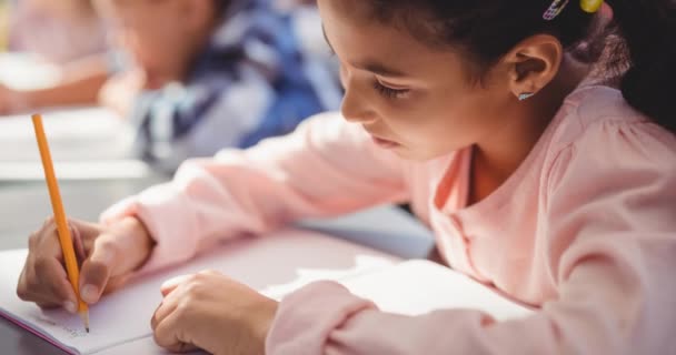 教室の机で書く白人女子高生にピンクのクエスチョンマークのアニメーション ナショナル トリビア クイズ コンクールのコンセプトデジタルで生成されたビデオ — ストック動画