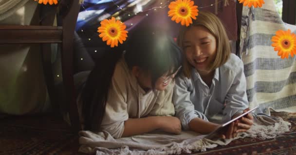 Animation Fleurs Oranges Sur Mère Asiatique Heureuse Fille Utilisant Une — Video