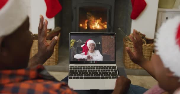 Afrykańska Para Kapeluszach Mikołaja Laptopem Świąteczną Rozmowę Wideo Kobietą Ekranie — Wideo stockowe