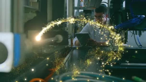 Анимация Светящейся Звезды Над Мужчиной Ученым Роботом Планшетом Мировая Наука — стоковое видео