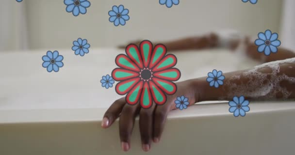 Animação Flores Azuis Sobre Mulher Americana Africana Feliz Relaxando Banho — Vídeo de Stock