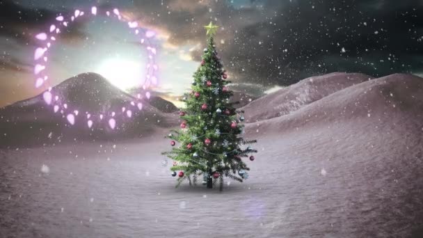 Декоративные Сияющие Огни Против Снежинок Падающих Рождественскую Елку Зимнем Пейзаже — стоковое видео