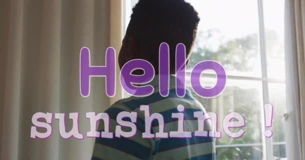 Animation Des Hallo Sonnenschein Textes Lila Über Einem Afrikanischen Amerikanischen — Stockvideo