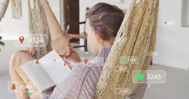 미디어 아이콘의 애니메이션 집에서 코카서스 여성에 텍스트 글로벌 디지털 인터페이스 — 비디오