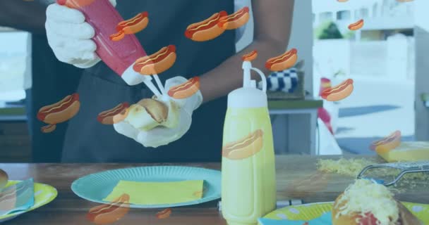 Animation Von Hotdogs Über Afrikanisch Amerikanische Männliche Imbissverkäufer Die Hotdog — Stockvideo