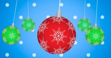 Kırmızı ve yeşil takıların yakın plan görüntüsü mavi arka planda iplerden sarkıyor. Noel dekorasyonlarının dijital bileşimi.