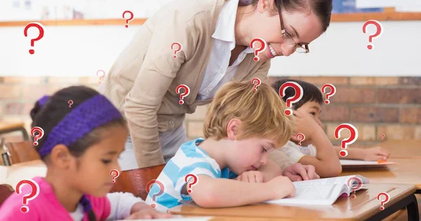 Digitális Kompozit Tanár Segít Iskolás Fiú Olvasás Osztályteremben Kérdőjelek Oktatás — Stock Fotó