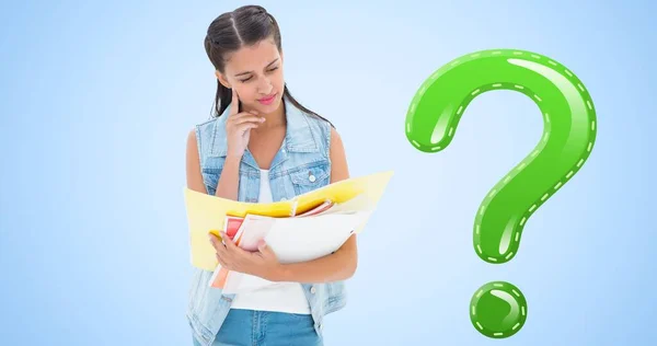 Zdezorientowana Nastolatka Czytająca Akta Zielonym Znaku Zapytania Niebieskim Tle Cyfrowe — Zdjęcie stockowe
