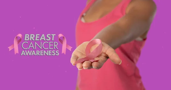 紫色の背景に乳がんのリボンを示す女性の複合画像 乳がん啓発キャンペーンとベクトルコンセプト — ストック写真