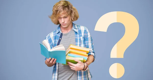 青い背景に疑問符で本を読んでいる若いブロンドの男 教育と知識のデジタル複合体 — ストック写真