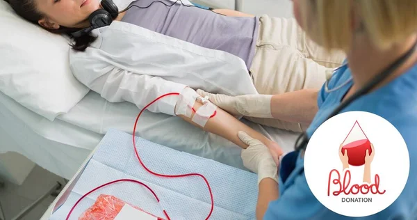 Doutor Verificando Mulher Doando Sangue Deitado Cama Hospital Com Símbolo — Fotografia de Stock