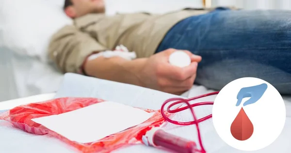 病院で献血する男性に対する血液バッグとシンボルのデジタル複合体 医療と意識は — ストック写真