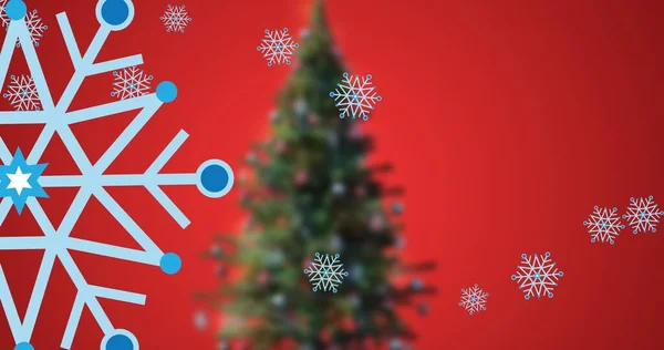 コピースペースと赤い背景に雪片やクリスマスツリーの構成 クリスマスのお祭り伝統と冬の休日 — ストック写真