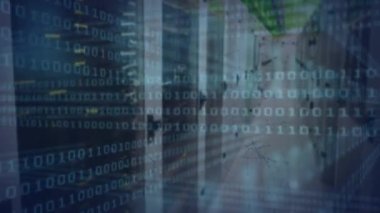 Sunucu odasında ikili kodlama animasyonu. küresel bağlantılar, teknoloji, veri işleme ve dijital arayüz konsepti dijital olarak oluşturulmuş video.