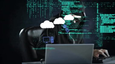 Bilgisayar ve veri işleme kullanılarak bilgisayar korsanlarının üzerinde simgelerle bulutların canlandırılması. küresel iş, veri işleme ve dijital arayüz kavramı dijital olarak oluşturulmuş video.