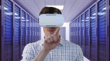 Teknoloji odasında bilgisayar sunucuları tarafından VR kulaklık takan iş adamının üzerinde ilerleyen saatin animasyonu. küresel veri işleme, veri transferi ve teknoloji konsepti dijital olarak oluşturulmuş video.
