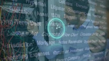 Sunucu odasındaki melez adamlar üzerinde metin ve hareket saati animasyonu. küresel bağlantılar, teknoloji, veri işleme ve dijital arayüz konsepti dijital olarak oluşturulmuş video.