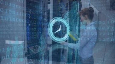 Hareket halindeki saat animasyonu ve sunucu odasındaki beyaz kadın üzerinde ikili kodlama. küresel bağlantılar, teknoloji, veri işleme ve dijital arayüz konsepti dijital olarak oluşturulmuş video.