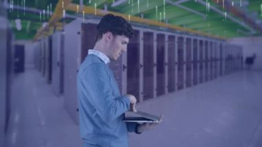 Sunucu odası yerine tablet kullanan ikili kodlama ve Kafkas iş adamı animasyonu. küresel bağlantılar, teknoloji, veri işleme ve dijital arayüz konsepti dijital olarak oluşturulmuş video.