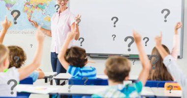 Sınıfta yükseltilmiş el cevap hocası olan öğrenciler üzerinde soru işaretlerinin dijital bileşimi. eğitim ve bilgi.