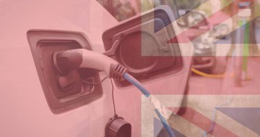 İstasyondaki elektrikli araca sendika krikosu takılmış şarj prizinin yakın çekim görüntüsü. Çevresel koruma, ulaşım ve kimliğin dijital bileşimi.