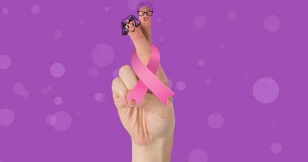 紫色の背景 コピースペースに対する手のジェスチャーで乳がんリボンの複合画像 乳がん啓発キャンペーンとベクトルコンセプト — ストック写真
