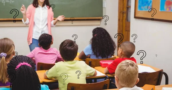 教師が教室に座っている学生を説明する上での疑問符のデジタル複合体 教育と知識 — ストック写真