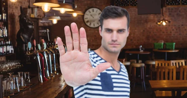 Πορτρέτο Του Νεαρού Άνδρα Δείχνει Στάση Χειρονομία Χέρι Στο Μπαρ — Φωτογραφία Αρχείου