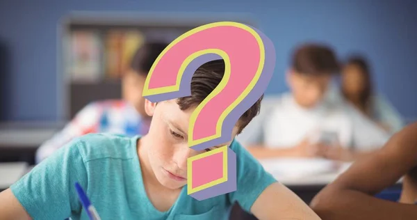 Cyfrowa Kompozycja Różowego Znaku Zapytania Nad Uczniem Piszącym Przyjaciółmi Klasie — Zdjęcie stockowe