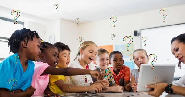 Digitális Kompozit Kérdőjelek Felett Tanár Mutatja Tabletta Diákok Osztályteremben Oktatás — Stock Fotó