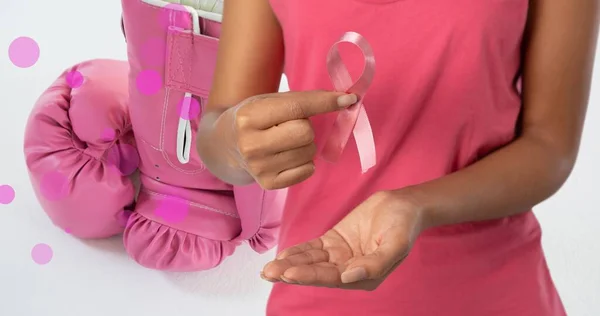 Środek Kobiety Trzymającej Tle Wstążkę Rakiem Piersi Podczas Boksu Kampania — Zdjęcie stockowe