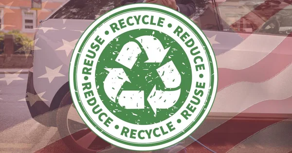 アメリカの旗とアメリカの旗の上にリサイクルシンボルのデジタル複合体 環境保全交通とアイデンティティ — ストック写真