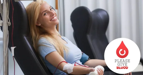 病院のシンボルで椅子に座って血を寄付笑顔の若い女性の肖像画 医療と意識のデジタル複合体は — ストック写真