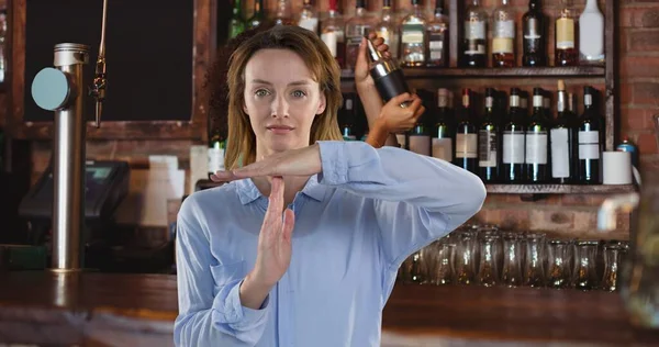 Portret Młodej Kobiety Pokazującej Znak Czasu Rękami Przy Barze Cyfrowe — Zdjęcie stockowe