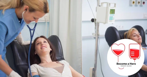 笑顔のドナーは シンボルで献血中に彼女をチェック医師を見て 医療と意識のデジタル複合体は — ストック写真