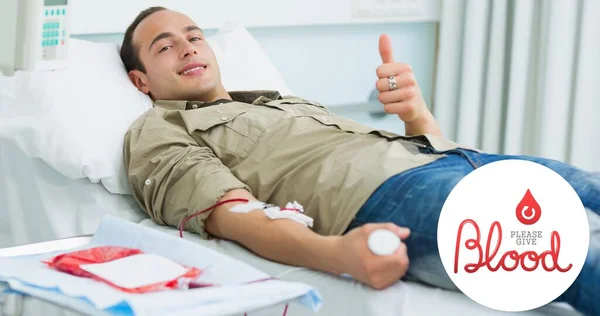 病院で献血するベッドの上に親指を示す笑顔の男性ドナーの肖像画 医療と意識のデジタル複合体は — ストック写真