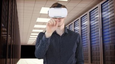 Teknoloji odasında bilgisayar sunucuları tarafından VR kulaklık takan iş adamının üzerinde ilerleyen saatin animasyonu. küresel veri işleme, veri transferi ve teknoloji konsepti dijital olarak oluşturulmuş video.